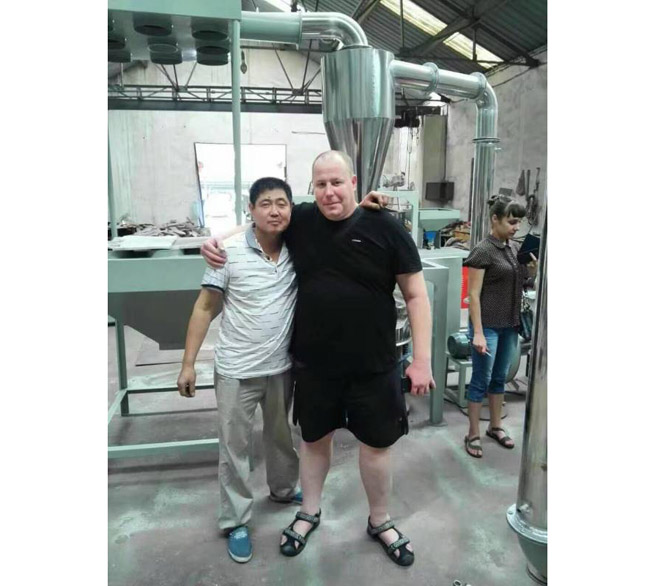 塑料磨粉機(jī)客戶